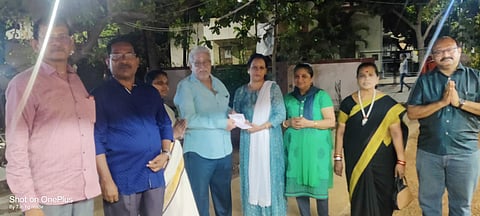 ബദ്ലാപ്പൂർ അയ്യപ്പ ക്ഷേത്രത്തിൽ കൽവിളക്ക് സ്ഥാപിക്കുന്നു