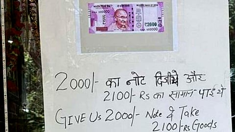 "2000-ത്തിന്റെ നോട്ട് നൽകിയാൽ, 2100 രൂപയ്ക്കുള്ള സാധനങ്ങൾ വാങ്ങാം...."; വൈറലായി ഒരു ബിസിനസുകാരന്റെ പരസ്യം