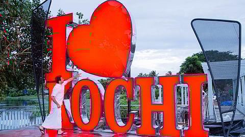 ക്വീൻസ് വോക്ക് വേയിലെ ഐ ലവ് കൊച്ചി ഇൻസ്റ്റലേഷനു സമീപം ഹൈബി ഈഡൻ എംപി.