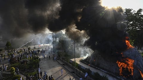 ഇമ്രാന്റെ അറസ്റ്റിൽ പ്രതിഷേധം; പാക്കിസ്ഥാനിൽ വൻ സംഘർഷം