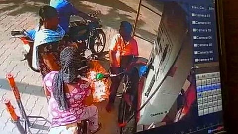 പെട്രോൾ പമ്പിൽ മൊബൈൽ ഉപയോഗിച്ചു; പൊള്ളലേറ്റ പതിനെട്ടുകാരി മരിച്ചു (video)