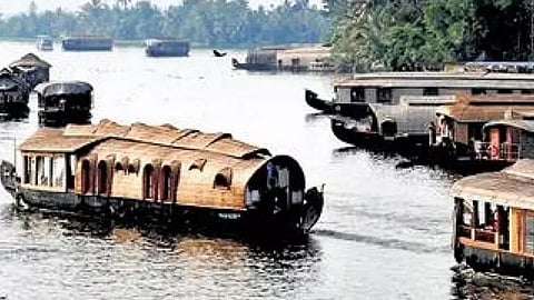ആലപ്പുഴയിൽ അനധികൃതമായി പ്രവർത്തിച്ചിരുന്ന 2 ഹൗസ് ബോട്ടുകൾ പിടിച്ചെടുത്തു
