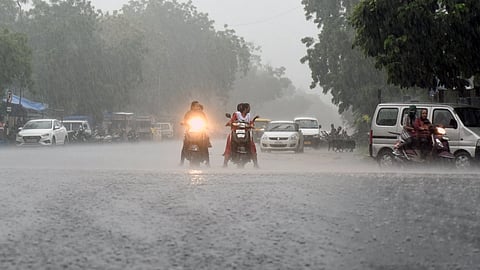 ന്യൂനമർദം ശക്തിപ്രാപിച്ചു: സംസ്ഥാനത്ത് മഴ കനക്കും