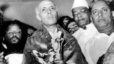 1947 ഓഗസ്റ്റ് 14ന് രാത്രി ശൈവ സന്ന്യാസിമാരുടെ സാന്നിധ്യത്തിൽ ചെങ്കോൽ ഏറ്റുവാങ്ങുന്ന ജവഹർലാൽ നെഹ്റു.