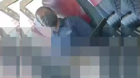 സ്വകാര്യ ബസില് മധ്യവയസ്കൻ്റെ നഗ്നതാ പ്രദർശനം: വീഡിയോ പകര്ത്തി സമൂഹമാധ്യമത്തില് പങ്കുവെച്ച് യുവതി