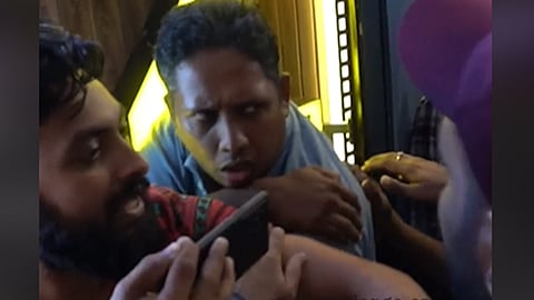 സിനിമ കാണാതെ മോശം റിവ്യൂ; 'ആറാട്ടണ്ണനെ' വളഞ്ഞിട്ടാക്രമിച്ച് പ്രേക്ഷകർ