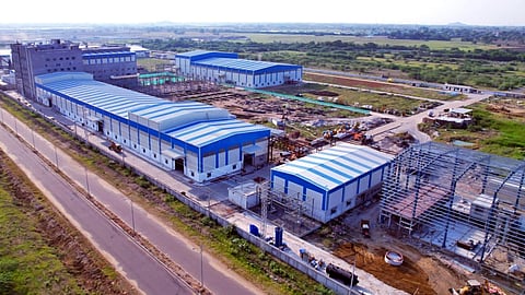 വാറംഗലിലെ കാകതിയ മെഗാ ടെക്സ്റ്റൈല്സ് പാര്ക്കിൽ ഉദ്ഘാടനത്തിന് ഒരുങ്ങുന്ന കിറ്റെക്സിന്റെ പടുകൂറ്റൻ വസ്ത്രനിർമാണ ഫാക്റ്ററി.