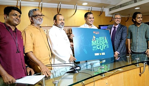 എസ്എച്ച് മീഡിയ കപ്പ് സീസൺ 3 ലോഗോ ഹൈബി ഈഡൻ എംപി, ബാങ്ക് ഓഫ് ബറോഡ ജനറൽ മാനേജർ ശ്രീജിത്ത് കൊട്ടാരത്തിലിനു നൽകി പ്രകാശനം ചെയ്യുന്നു.