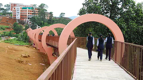 ഹോസ്റ്റൽ വരെ 'ഗേൾസ് ഒൺലി'പാലം; ആൺകുട്ടികളെ കാണാതിരിക്കാൻ അമൽ ജ്യോതിയുടെ 'കെയർ'