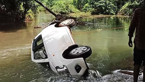 കോഴിക്കോട്ട് കാർ പുഴയിലേക്കു മറിഞ്ഞ് ഒരാൾ മരിച്ചു