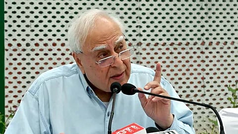 കേന്ദ്ര സർക്കാർ ബ്രിജ്ഭൂഷണിനൊപ്പം; കപിൽ സിബൽ