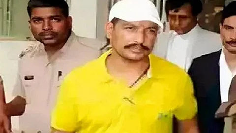 യുപിയിൽ ഗുണ്ടാത്തലവനെ കോടതിയിൽ വെടിവച്ചു കൊന്നു