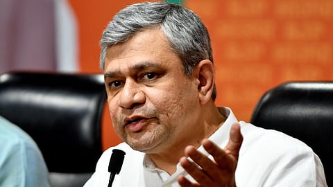 രാജി ആവശ്യത്തെക്കുറിച്ചു ചോദിച്ചപ്പോൾ കരച്ചിലടക്കി റെയിൽവേ മന്ത്രി (Video)