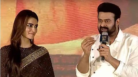 പ്രഭാസും കൃതി സനോനും ആദിപുരുഷിന്റെ പ്രൊമോഷൻ വേദിയിൽ.