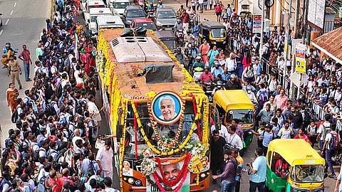 അവസാനം വരെ ജനത്തിനു നടുവിൽ... ഉമ്മൻ ചാണ്ടിയുടെ മൃതദേഹവും വഹിച്ചുള്ള വിലാപയാത്ര തിരുവനന്തപുരം പട്ടത്തെത്തിയപ്പോൾ.