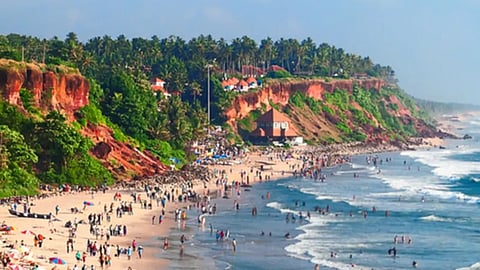 വർക്കല പാപനാശം കടപ്പുറം. ബലിതർപ്പണത്തിന് ഏറ്റവും കൂടുതലാളുകളെത്തുന്ന ഇടങ്ങളിലൊന്ന്.