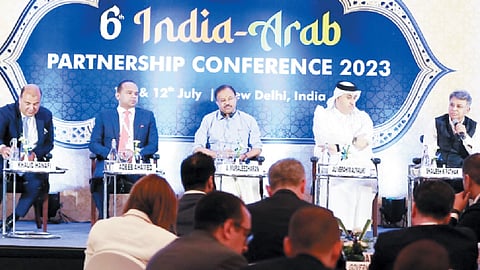 ന്യൂഡൽഹിയിൽ ആറാമത് ഇന്ത്യ- അറബ് പാർട്ണർഷിപ്പ് കോൺഫറൻസിൽ വിദേശകാര്യ സഹമന്ത്രി വി. മുരളീധരൻ സംസാരിക്കുന്നു. ഫിക്കി മിഡിൽ ഈസ്റ്റ് ചെയർമാൻ അദീബ് അഹമ്മദ്, അറബ് സ്റ്റേറ്റ്സിലെ സാമ്പത്തികകാര്യ അസിസ്റ്റന്റ് സെക്രട്ടറി ജനറൽ അംബാസിഡർ ഡോ. അലി ഇബ്രാഹിം അൽ മാലിക്കി തുടങ്ങിയവർ സമീപം.