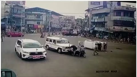 മന്ത്രിയുടെ പൈലറ്റ് വാഹനവും ആംബുലൻസും അപകടത്തിൽപ്പെട്ടതിന്റെ സിസിടിവി ദൃശ്യം.