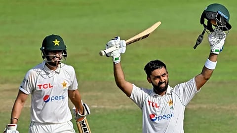 ഇരട്ട സെഞ്ചുറി നേടിയ പാക്കിസ്ഥാൻ ഓപ്പണർ അബ്ദുള്ള ഷഫീക്കിന്റെ ആഹ്ളാദ പ്രകടനം. സെഞ്ചുറി നേടിയ ആഗാ സൽമാനും ചിത്രത്തിൽ.