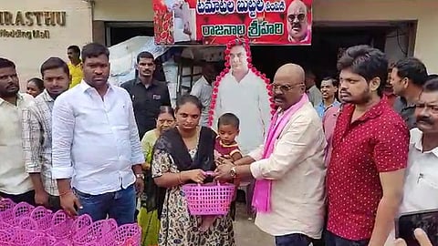 രാജനാല ശ്രീഹരി തക്കാളി വിതരണം ചെയ്യുന്നതിന്റെ വീഡിയൊ ദൃശം