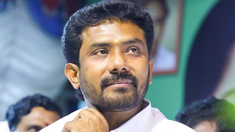 തമിഴ്നാട്ടിൽ അണ്ണാഡിഎംകെയ്ക്ക് തിരിച്ചടി: തേനി എംപി ഒ.പി രവീന്ദ്രനാഥിനെ അയോഗ്യനാക്കി