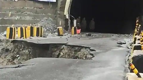 കനത്തമഴ; ജമ്മു–ശ്രീനഗർ ദേശീയ പാത ഒലിച്ചുപോയി (video)