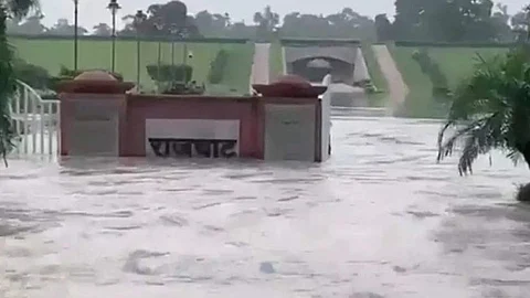 രാജ്ഘട്ട് പാതി മുങ്ങിയ നിലയിൽ