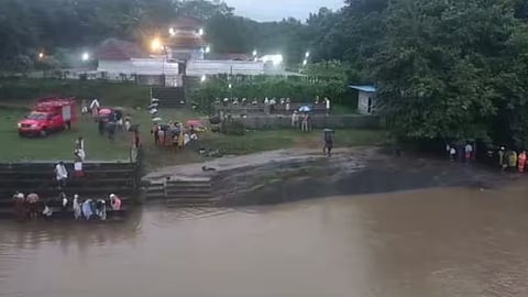 മലപ്പുറത്ത് ഒരു കുടുംബത്തിലെ അഞ്ച് പേർ ഒഴുക്കിൽപ്പെട്ടു: 2 പേരെ കാണാതായി