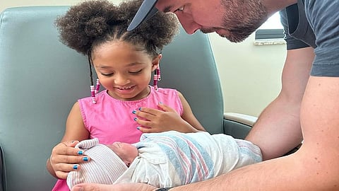 മൂത്ത കുട്ടിയായ ഒളിംപിയയ്ക്ക് ആദിറയെ കാണിച്ചുകൊടുക്കുന്ന അച്ഛൻ
അലക്സി ഒഹാനി.