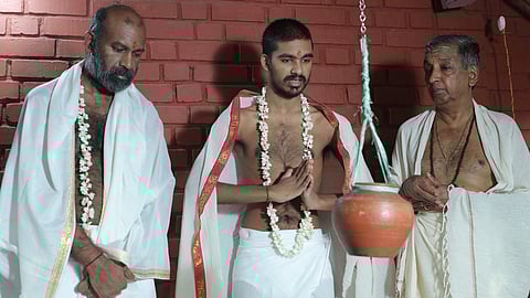 രസായന ചികിത്സ പൂർത്തിയാക്കിയ ശേഷം കല്യാണ ചക്രവർത്തി മിരിയാലയും മകൻ തീർ മിരിയാലയും ഡോ. സേതുമാധവനൊപ്പം.