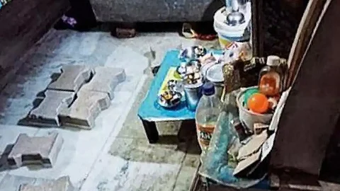 ഗംഗാനഗറിലെ വീടിന്റെ തറയിൽനിന്ന് വെള്ളം കിനിയുന്നതിനാൽ നടക്കാൻ ടൈലുകൾ ഇട്ടിരിക്കുന്നു.