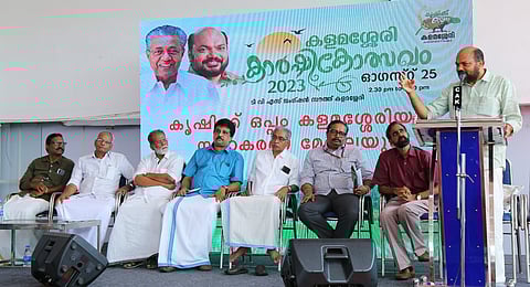 കളമശേരി കാർഷികോത്സവത്തിൽ കൃഷിക്ക് ഒപ്പം കളമശേരിയും സഹകരണ മേഖലയും എന്ന വിഷയത്തിൽ സംഘടിപ്പിച്ച സെമിനാർ മന്ത്രി പി. രാജീവ് ഉദ്ഘാടനം ചെയ്യുന്നു.