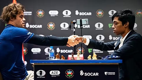 മാഗ്നസ് കാൾസണും പ്രജ്ഞാനന്ദയും ആദ്യ റൗണ്ടിൽ സമനില സമ്മതിച്ച് പിരിയുന്നു.