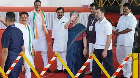 സോണിയാ ഗാന്ധിയും രാഹുൽ ഗാന്ധിയും മുംബൈയിൽ എത്തിയപ്പോൾ.