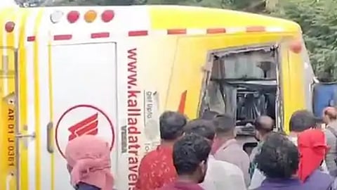 പാലക്കാട് സ്വകാര്യ ട്രാവല്സിന്റെ ബസ് മറിഞ്ഞ് രണ്ടുപേർ മരിച്ചു, നിരവധി പേർക്ക് പരിക്ക്