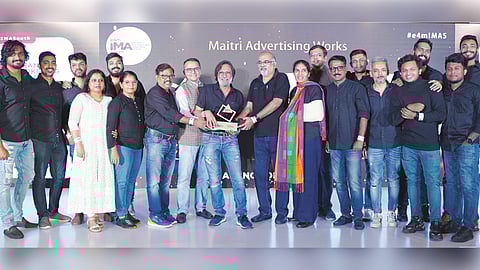 മൈത്രി അഡ്വർട്ടൈസിങ് വർക്ക്സ് ടീം പുരസ്കാരം ഏറ്റുവാങ്ങുന്നു.