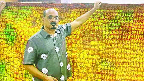 യൂണിവേഴ്സല് റെക്കോഡ് ഫോറത്തിന്റെ അംഗീകാരം നേടിയ പെയിന്റിങ്ങിനൊപ്പം ആര്ട്ടിസ്റ്റ് മണിലാല് ശബരിമല