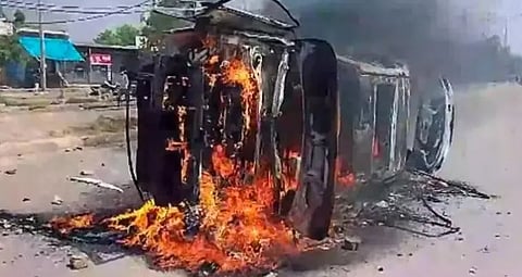 സംഘർഷത്തിൽ കാറിനു തീയിട്ടപ്പോൾ