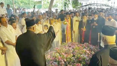 ഉമ്മൻ ചാണ്ടിയുടെ വേർപാടിന്റെ 40–ാം ദിനത്തോടനുബന്ധിച്ച് കല്ലറയിൽ പ്രത്യേക പ്രാർഥനകൾ നടന്നപ്പോൾ