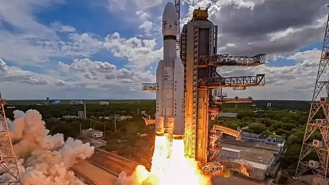 പിഎസ്എൽവി റോക്കറ്റിന്റെ കുതിപ്പ്.