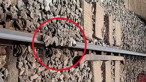 ട്രാക്കിൽ കല്ലുകൾ നിരത്തിവച്ച നിലയിൽ