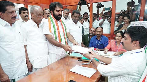 ചാണ്ടി ഉമ്മൻ നാമനിർദേശ പത്രിക സമർപ്പിക്കുന്നു