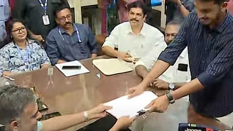 ജെയ്ക് സി തോമസ് നാമനിർദേശ പത്രിക സമർപ്പിക്കുന്നു