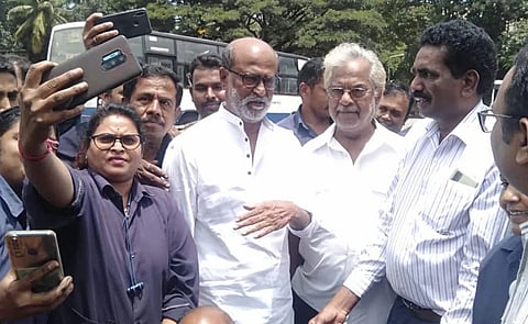 ബംഗളൂരുവിലെ ജയനഗർ ബസ് ഡിപ്പോയിലെത്തിയ രജനികാന്ത് പഴയ സഹപ്രവർത്തകനും സുഹൃത്തുമായ രാജ് ബഹാദൂറിനൊപ്പം.