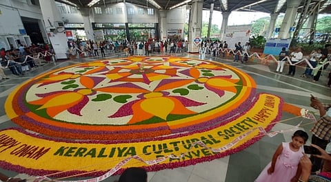 പൻവേൽ റെയിൽവേ സ്റ്റേഷനിൽ ഒരുക്കിയ ഭീമൻ പൂക്കളം.