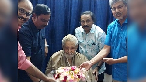 മലയാളി വെൽഫെയർ അസോസിയേഷൻ ഭാരവാഹികൾ മധുവിനൊപ്പം.