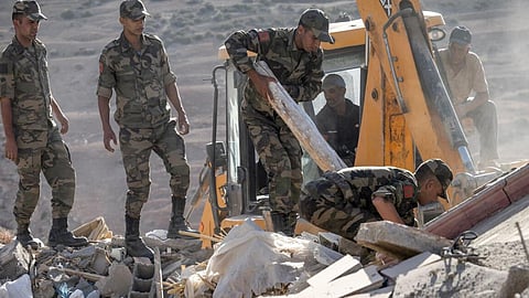കെട്ടിടാവശിഷ്ടങ്ങൾക്കിടയിൽ കുടുങ്ങിക്കിടക്കുന്നവരെ രക്ഷിക്കാൻ ശ്രമിക്കുന്ന സുരക്ഷാ സേന