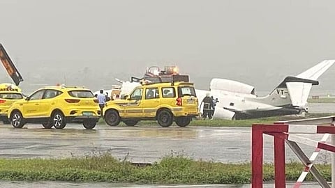 മുംബൈ വിമാനത്താവളത്തിൽ വിമാനം തെന്നിമറിഞ്ഞ് തീ പിടിച്ചു; 3 പേർക്ക് പരിക്ക് | Video