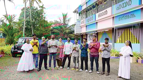 ഡ്രോൺ പറത്താൻ ലൈസൻസ് നേടാനൊരുങ്ങുന്ന വിദ്യാർഥികൾ സ്കൂൾ
അധികൃതർക്കും പരീശീലകർക്കുമൊപ്പം