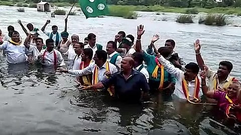 നദീജല തർക്കത്തിന്റെ ഭാഗമായി കാവേരിയിൽ നദിയിൽ ഇറങ്ങി നിന്ന് പ്രതിഷേധിക്കുന്നവർ